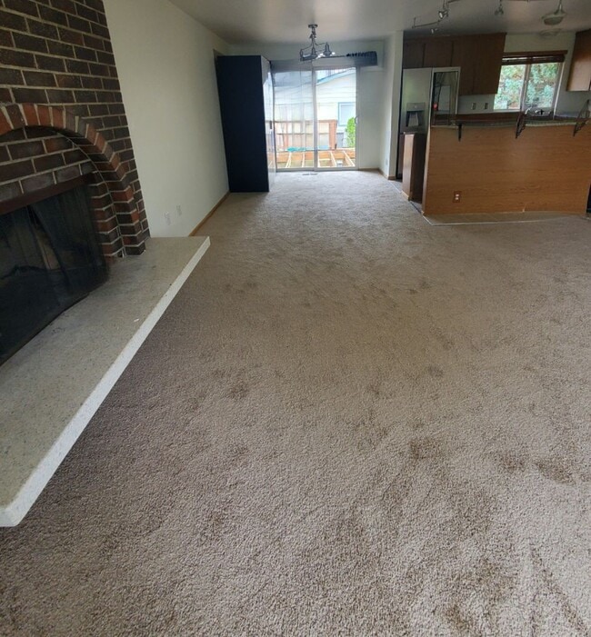 Building Photo - **Apply by 11/15 for 2 Weeks Free Rent** K...