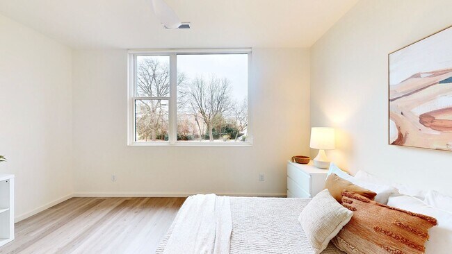 Building Photo - Professional Coliving - Private Room & Wal...