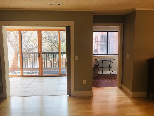 Building Photo - Updated 2 bed 2 bath Plus Office (Or Third...