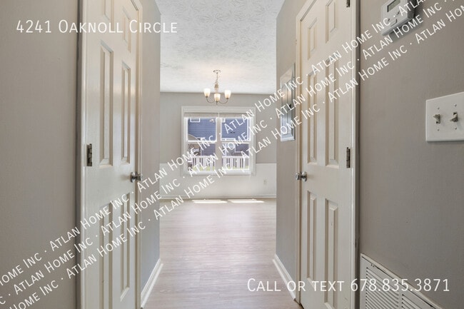 Building Photo - 4241 Oaknoll Cir