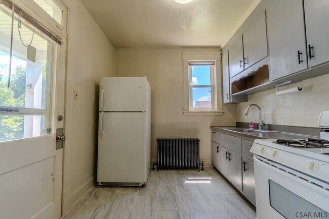 Building Photo - 222 Strayer St