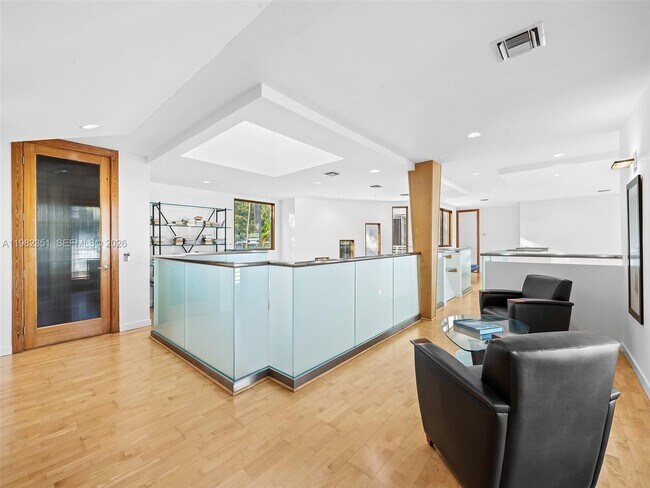 Building Photo - 450 Victoria Terrace