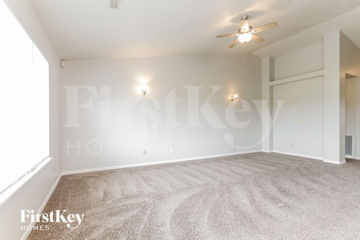 Building Photo - 2215 Rolling Oak Dr