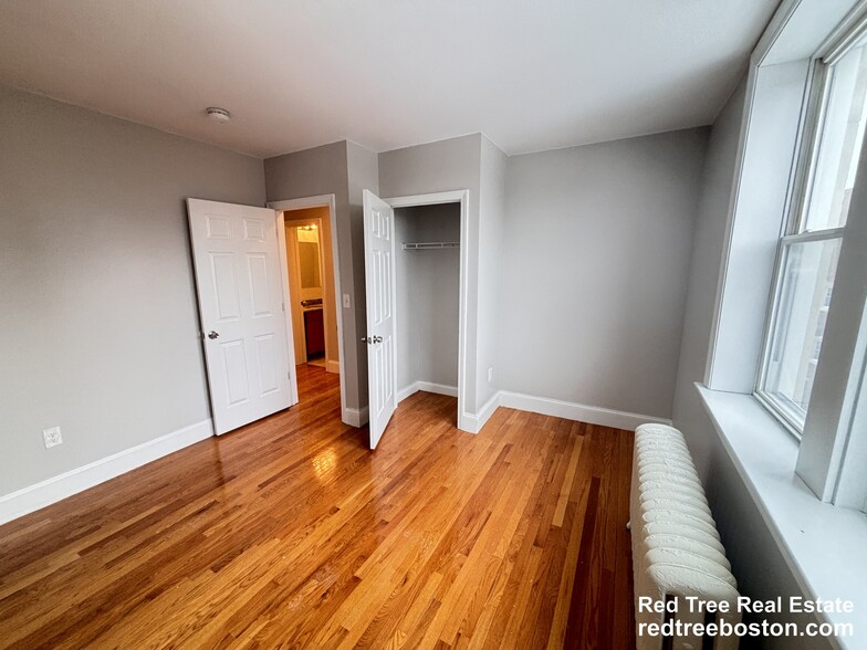 Building Photo - 76 Egmont St