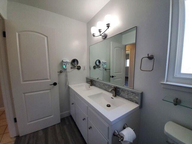 Building Photo - Remodeled 2 bedrom duplex centrally locate...