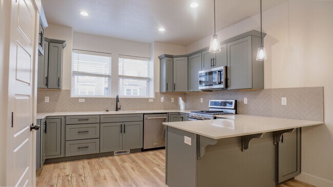 Building Photo - Beautiful 3 bedroom Townhome in Lehi Exchange community!