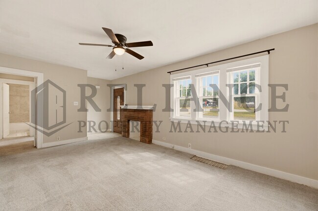 Building Photo - 703 S Grove Dr