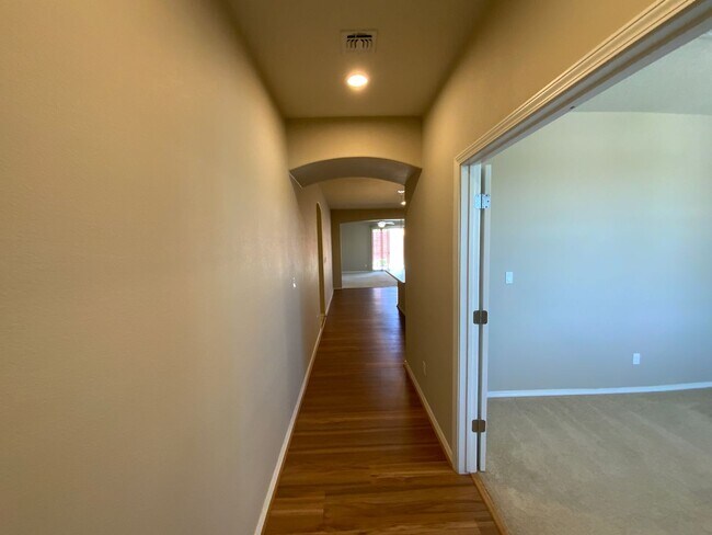 Building Photo - 3 Bedroom Single Story Home in Loma Colora...