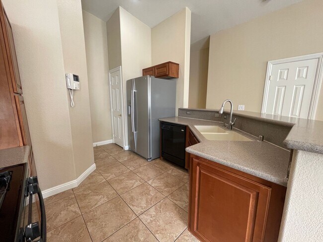 Building Photo - Gorgeous Townhome in Gated Community!