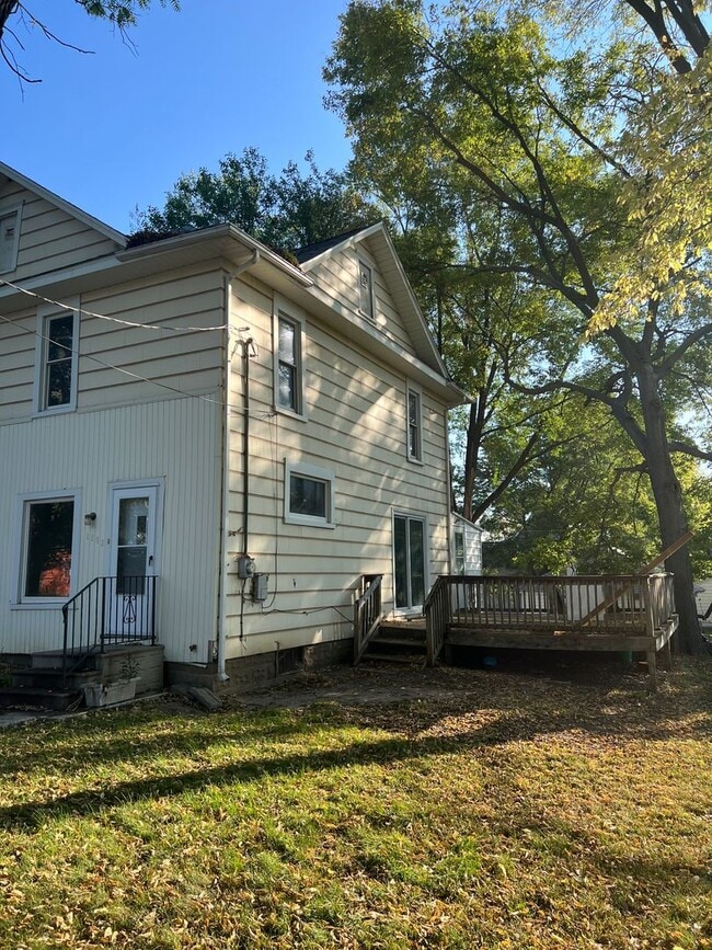 Building Photo - Spacious 4 Bedroom House