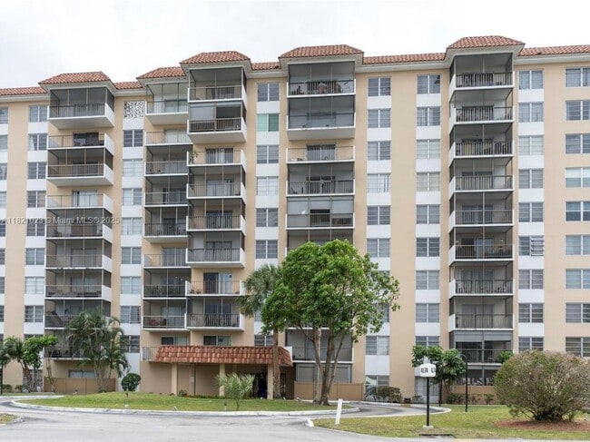 Building Photo - 4174 Inverrary Dr