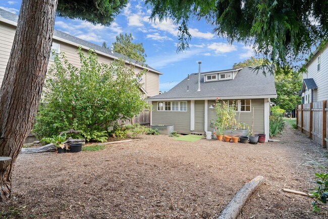 Building Photo - Charming 3 Bedroom/1 Bath Jennings Lodge home