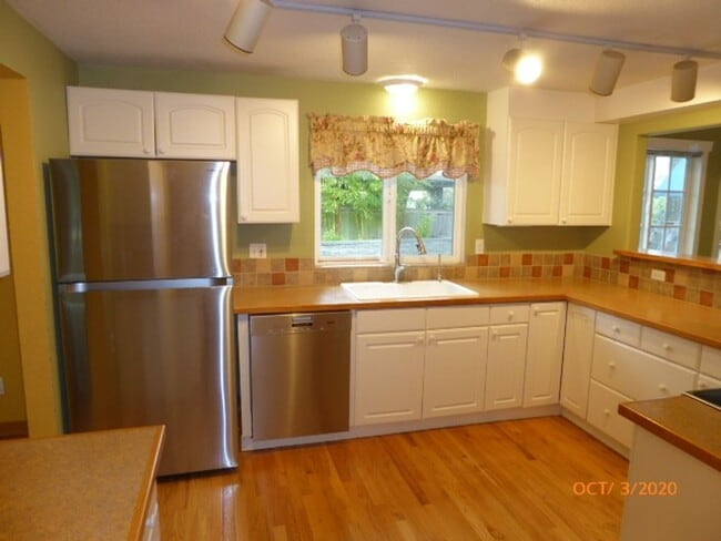 Building Photo - Beautiful 2 Story 3 Bed 2.5 Bath