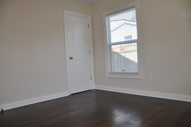 Building Photo - Pre-Leasing for Fall Semester 2026 - Walk to UK!