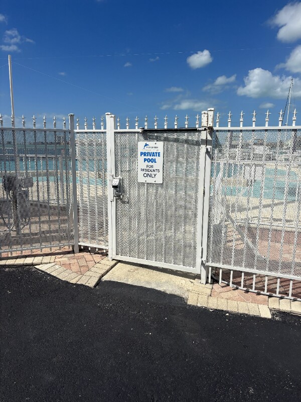 Building Photo - 100 Pierce St