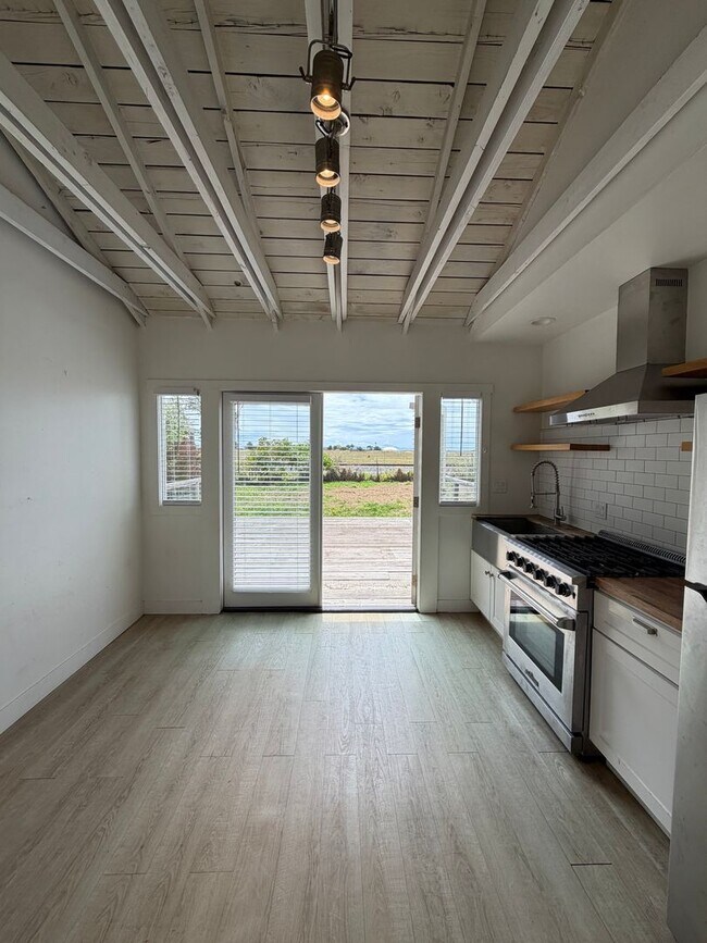 Building Photo - Coastal Living in Carpinteria