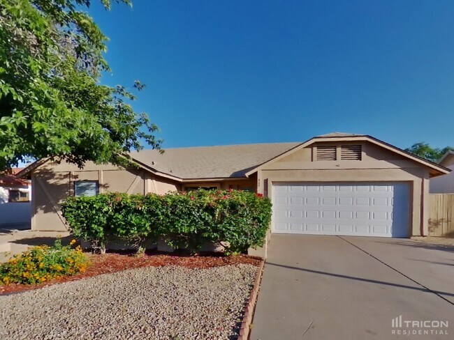 Primary Photo - 669 W Barrow Dr
