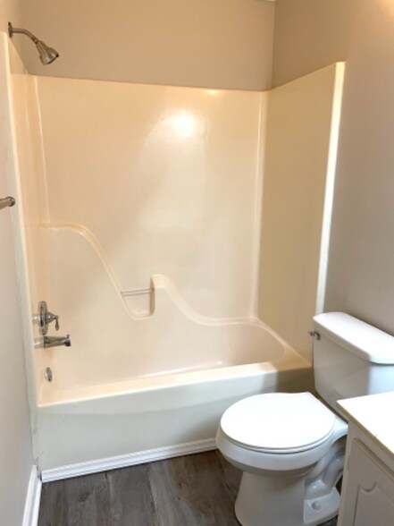 Building Photo - 206 Rock Knoll Dr