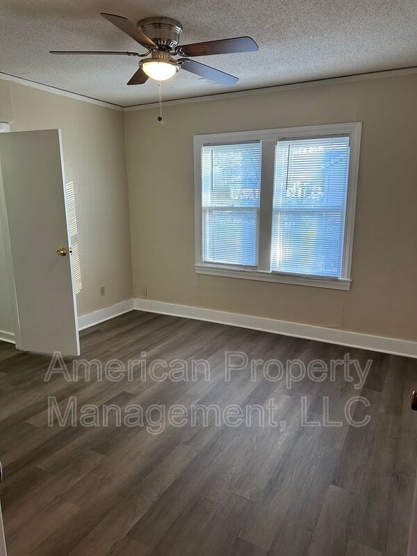 Building Photo - 1928 N Columbia Pl