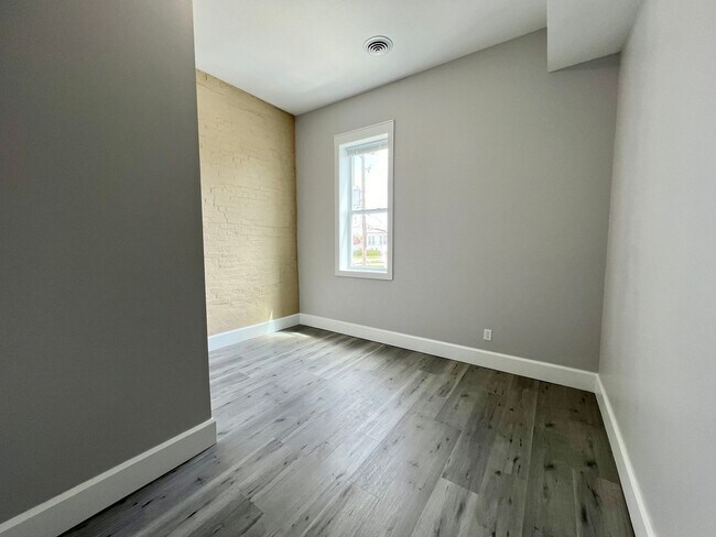 Building Photo - 2 Bedroom/1 Bathroom Unit in Delavan!