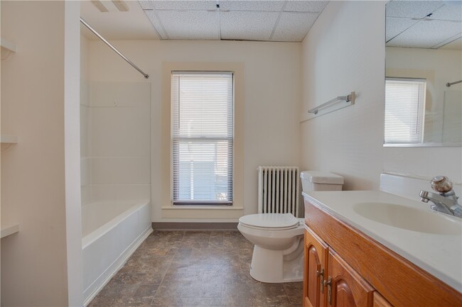 Building Photo - 4 Maple St