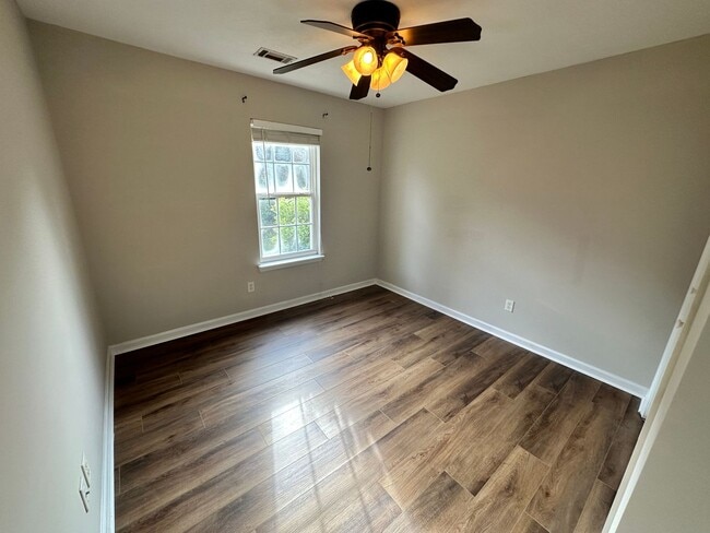 Building Photo - 4 bed 2 bath home with 2 car garage, covered patio, and fenced backyard