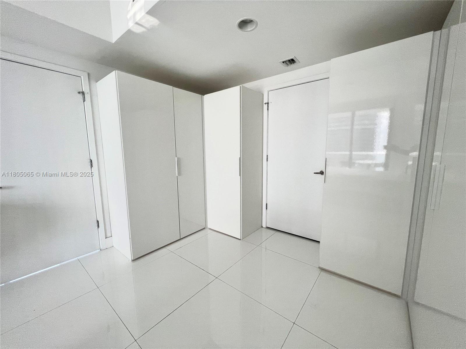 Building Photo - 1010 Brickell Ave
