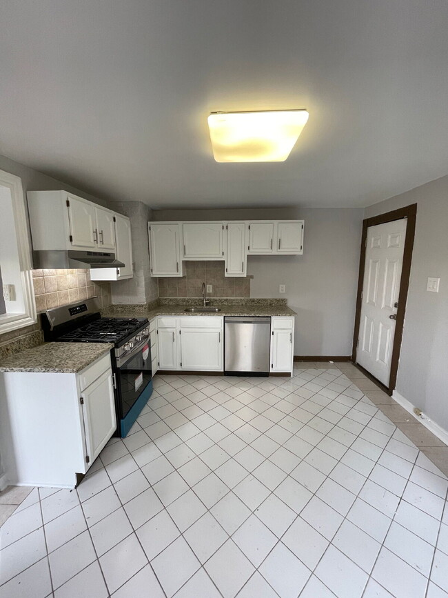 Building Photo - Renovated 2 bed 1 bath apartment in South Side!