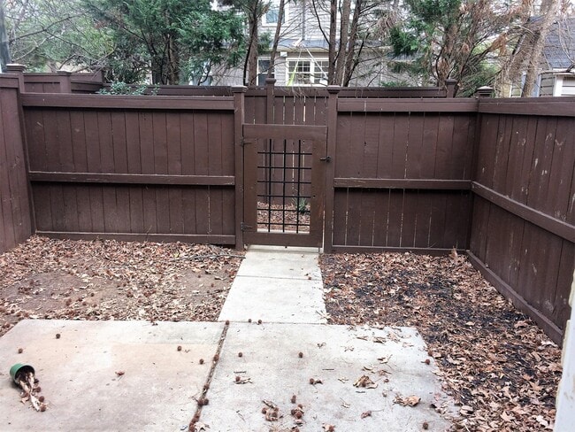 Building Photo - 3228 Barnhill Dr