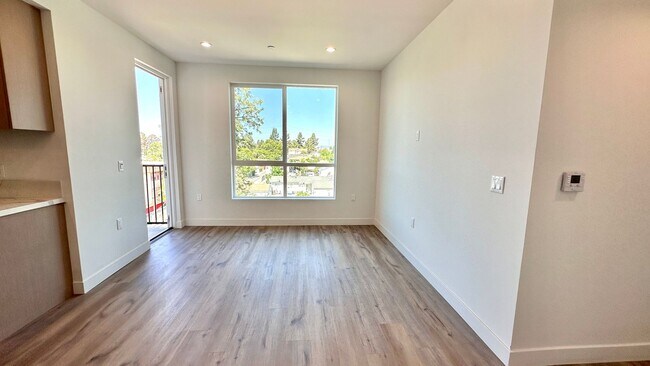 Building Photo - Stylish 2-Bedroom with In-Unit Laundry & B...