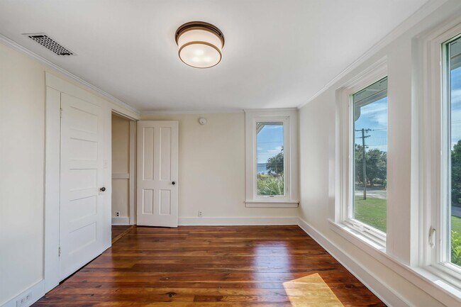 Building Photo - 2316 W Beach Dr