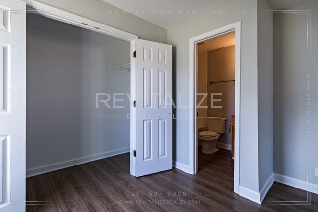 Building Photo - **NO SECURITY DEPOSIT** 5 Bedroom Home in ...