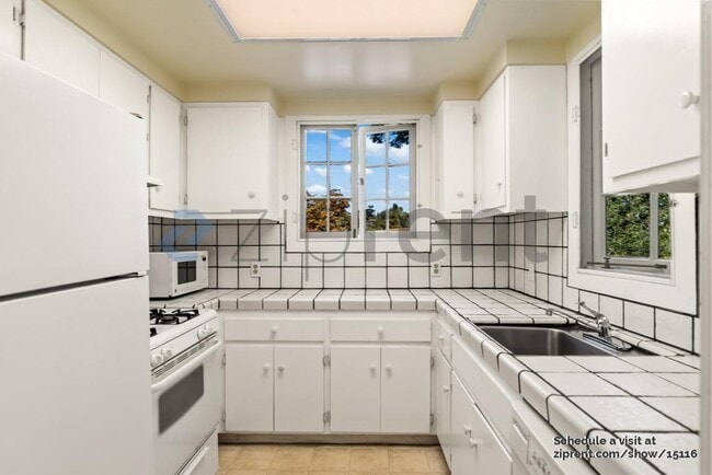 Building Photo - 632 Acacia Ln