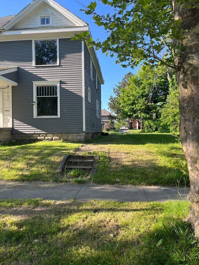 Building Photo - 246 E Dewald St