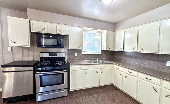 Building Photo - 3-Bedroom Home with Garage and Laundry Hoo...
