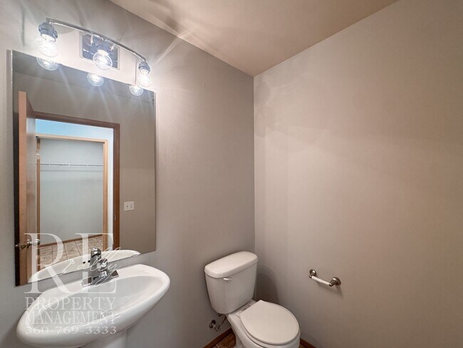 Building Photo - 2290 SW Siskin Cir