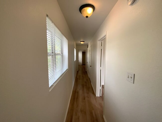 Building Photo - 3 Bedroom Townhome Available Near Albuquer...