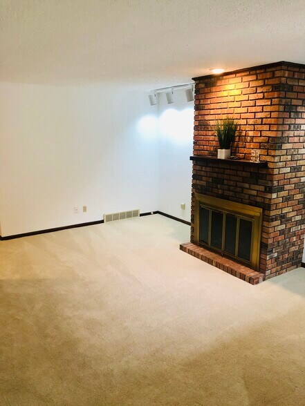 Family room - 2911 Interlacken Dr