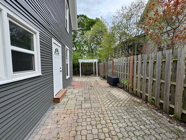 Building Photo - 103 S 4th St