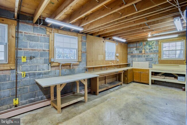 Building Photo - 4925 Tunlaw St