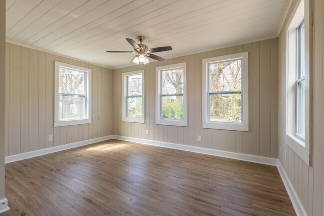 Building Photo - 1055 University St