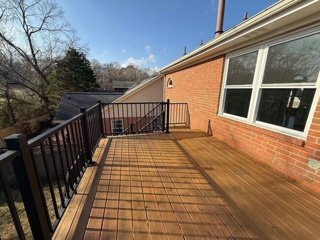 Building Photo - For Rent - Split Level Brick Home in South Nashville with Garage