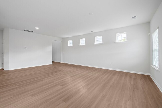 Building Photo - Almost Brand New Home 4 Bedroom with 2.5 b...