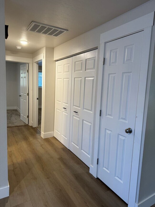Building Photo - Updated Duplex in SE Bend