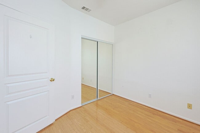 Building Photo - 2 Bed / 2.5 Bath Condo – Walk to Balboa Park!