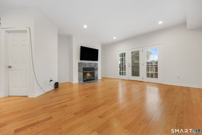 Building Photo - 132 Hope St