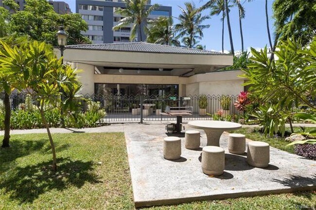 Building Photo - 1 bedroom, den with murphy bed, 1 cov parking, tropical grounds with pool, tennis courts +++++++
