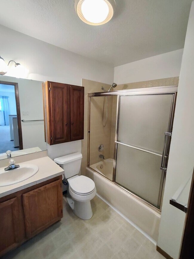 Building Photo - Spacious Downtown Townhome Available Now!