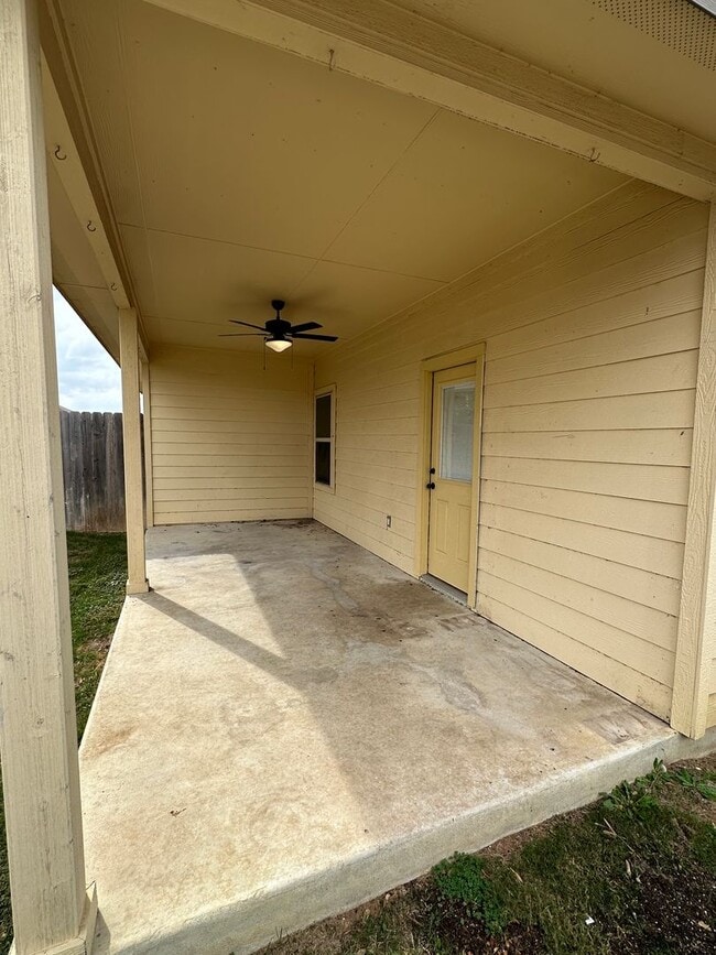 Building Photo - Spacious 3/2 Duplex in New Braunfels