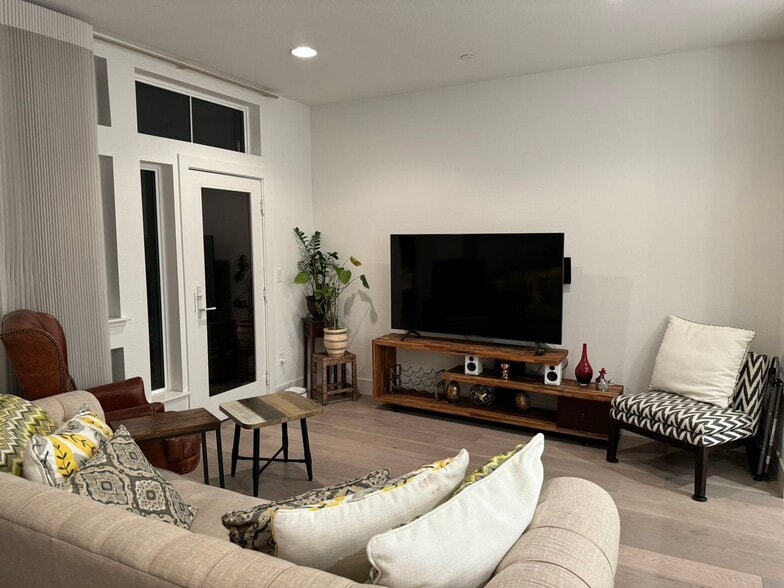 Building Photo - 39136 Memorial St